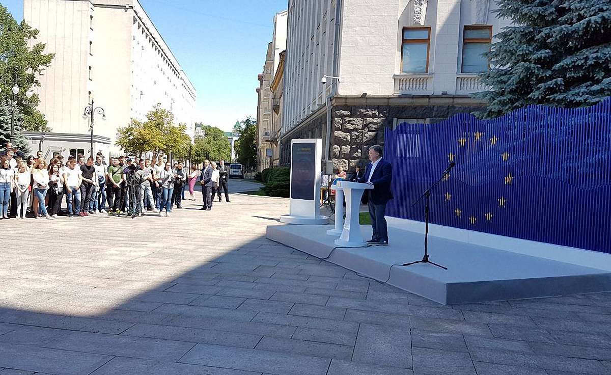 Петро Порошенко запустив символічний «таймер безвізу»