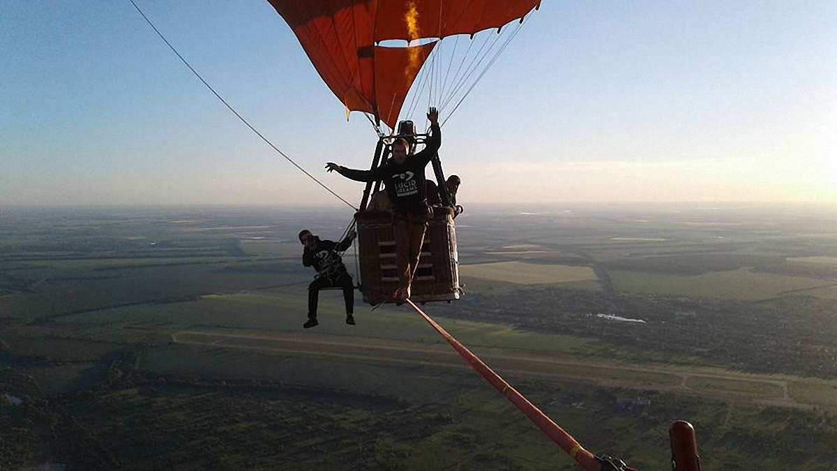 Українець пройшов по стропі між двома повітряними кулями на висоті 660 метрів