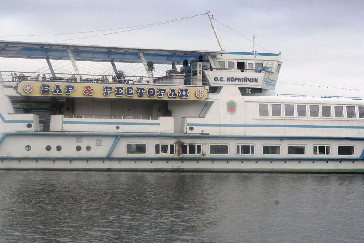 У Запоріжжі ледь не згорів теплохід біля центрального пляжу