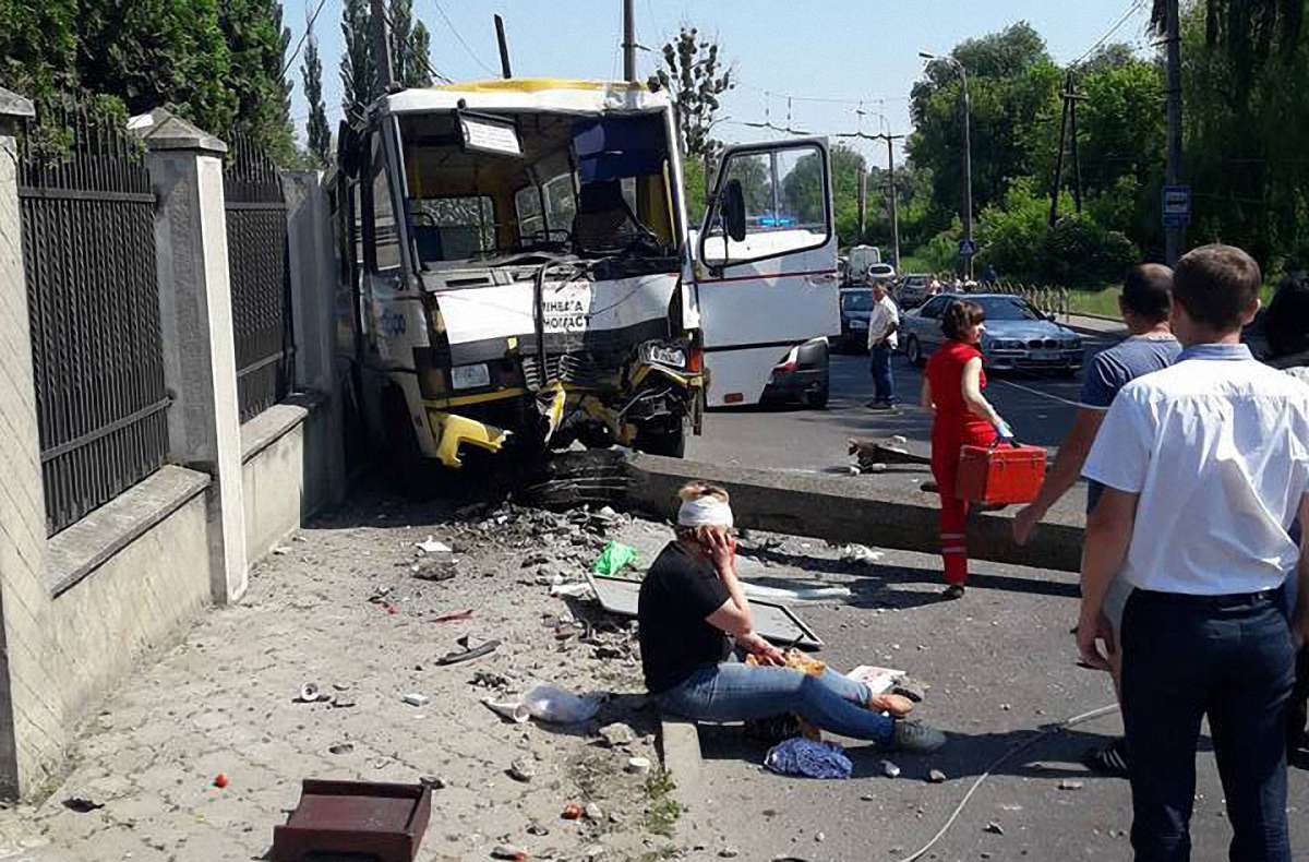 У Луцьку маршрутка в'їхала в стовп: від удару пасажири повипадали на дорогу