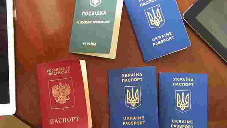 У Києві працівники міграційної служби видавали фіктивні документи російським злочинцям