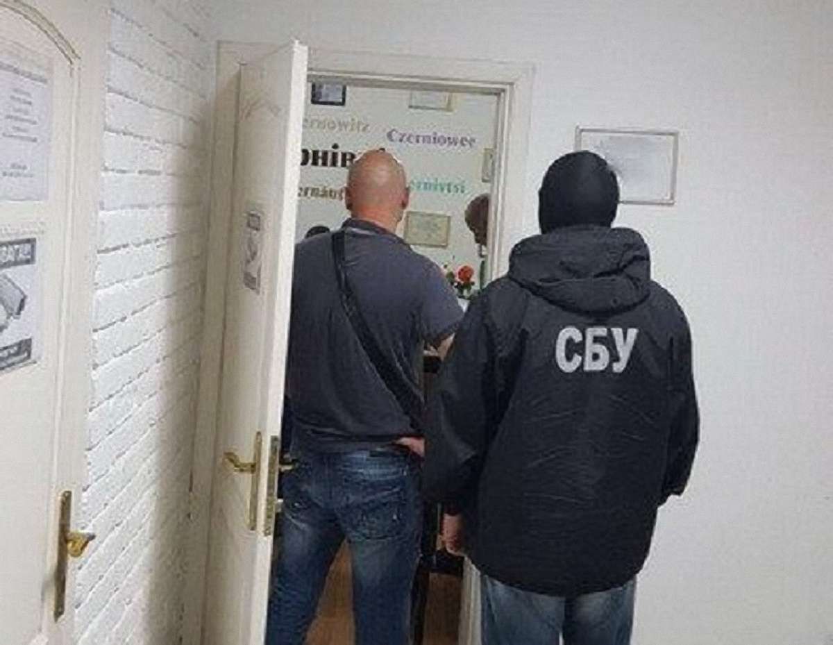У Чернівцях заарештували чиновницю міськради через підозру в хабарництві