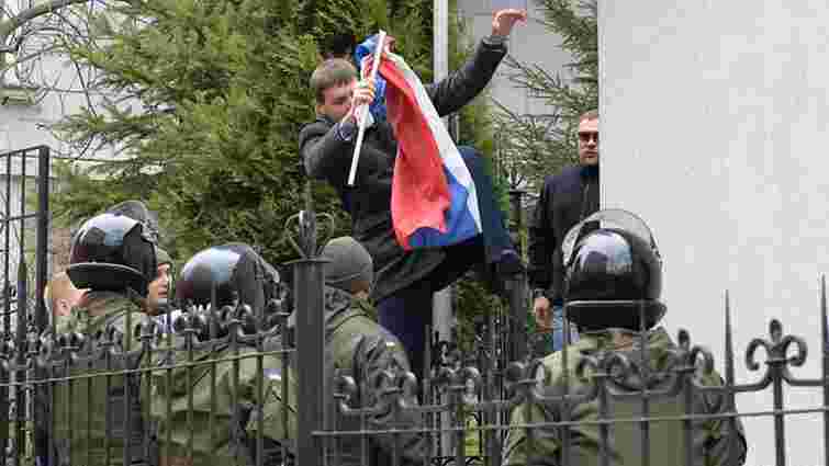 РФ порушила справу проти Парасюка за «наругу» над російським прапором