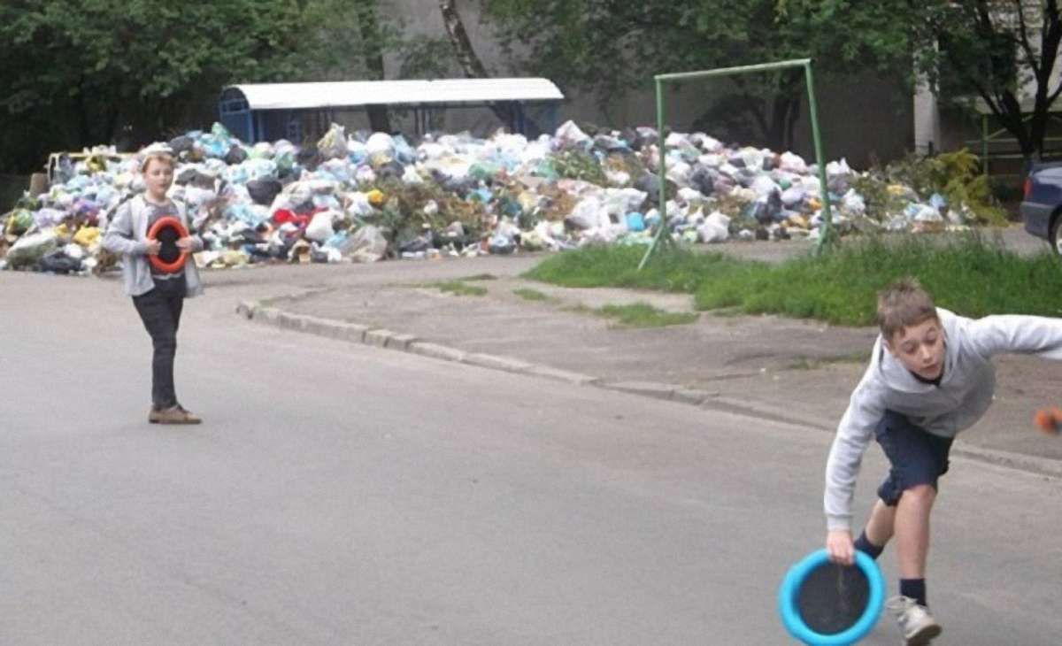«Це хтось тягне ковдру на себе»