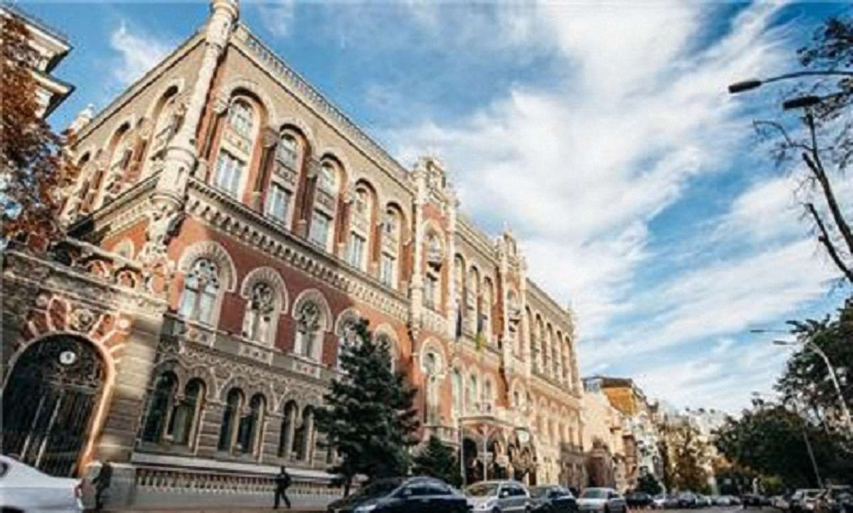 НБУ в соцмережі рекламує в’язані шапки і шарфи