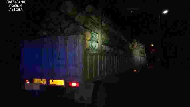 Неподалік Львова поліція зупинила вантажівку із нечіпованою деревиною