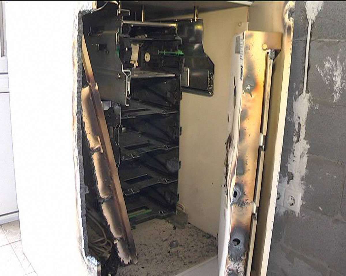 У Добромилі з банкомата вкрали ₴450 тис.