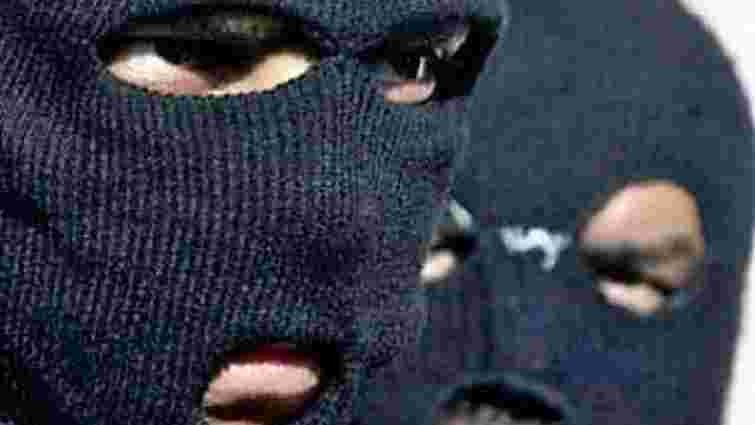 Злочинці у масках пограбували родину підприємців у Тернополі