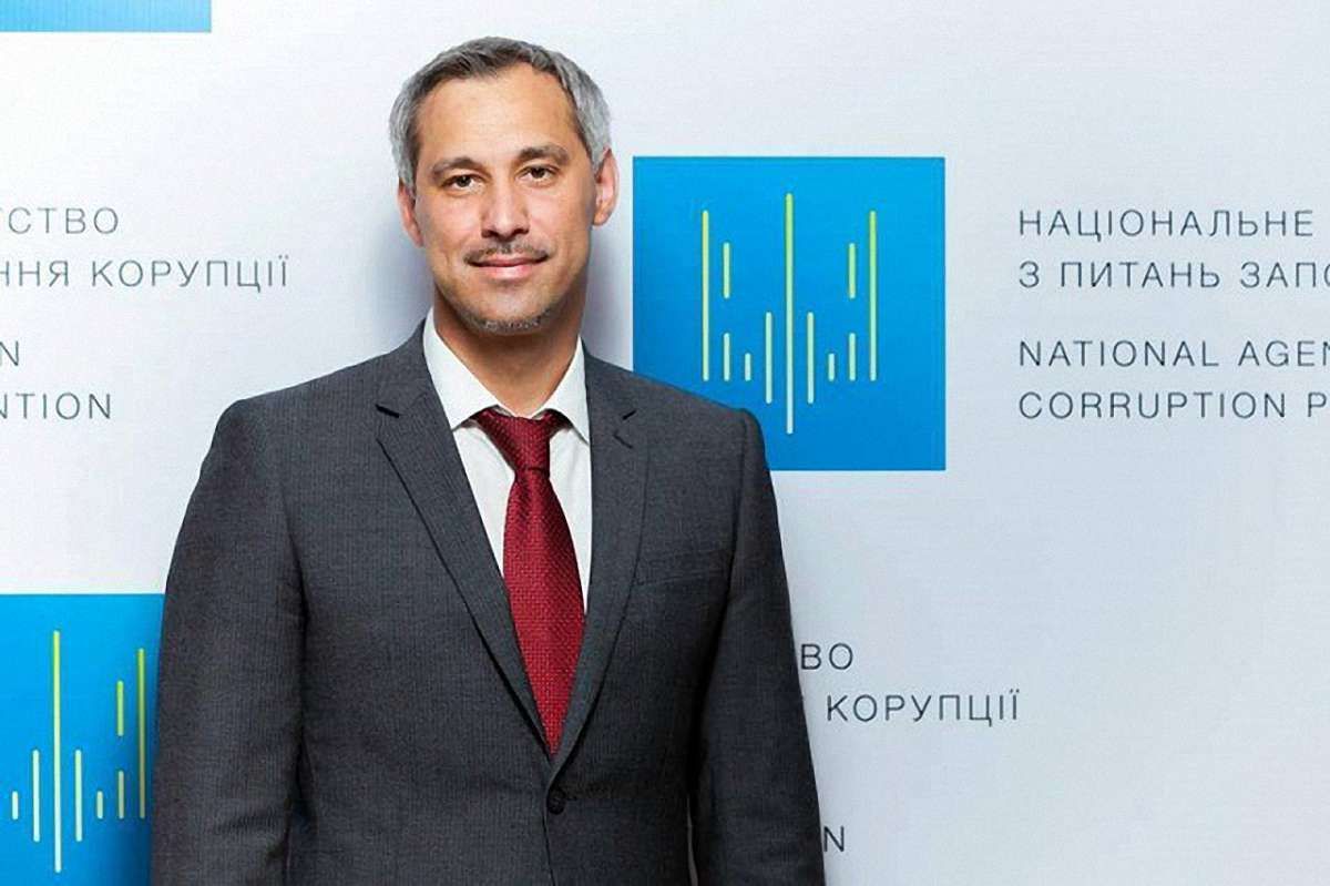 Кабмін схвалив відставку члена НАЗК Руслана Рябошапки