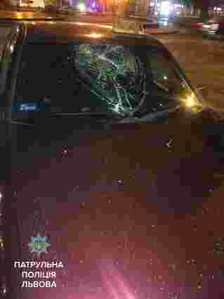 У центрі Львова хуліган розбив каменем скло автівки і побився з патрульними