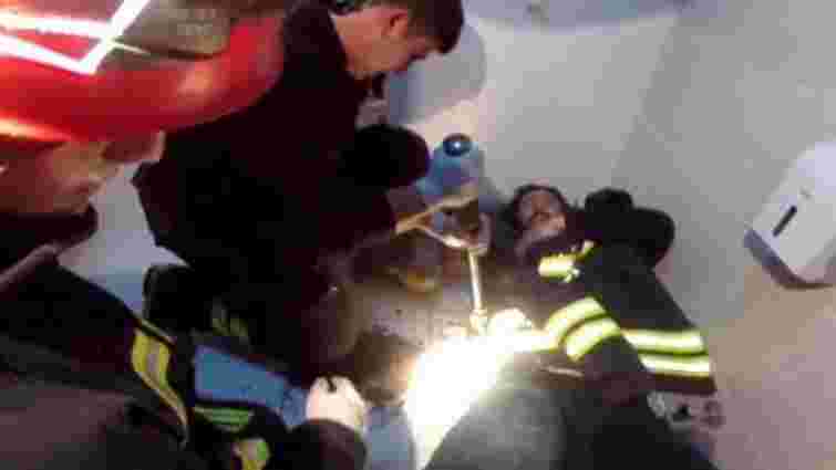 У Туреччині рятувальники визволили чоловіка, який застряг, намагаючись дістати телефон з унітазу