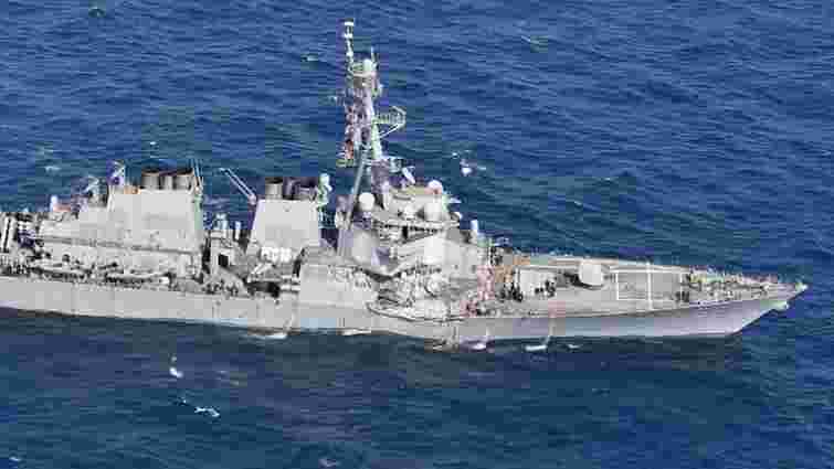Біля берегів Японії вантажне судно протаранило військовий корабель США