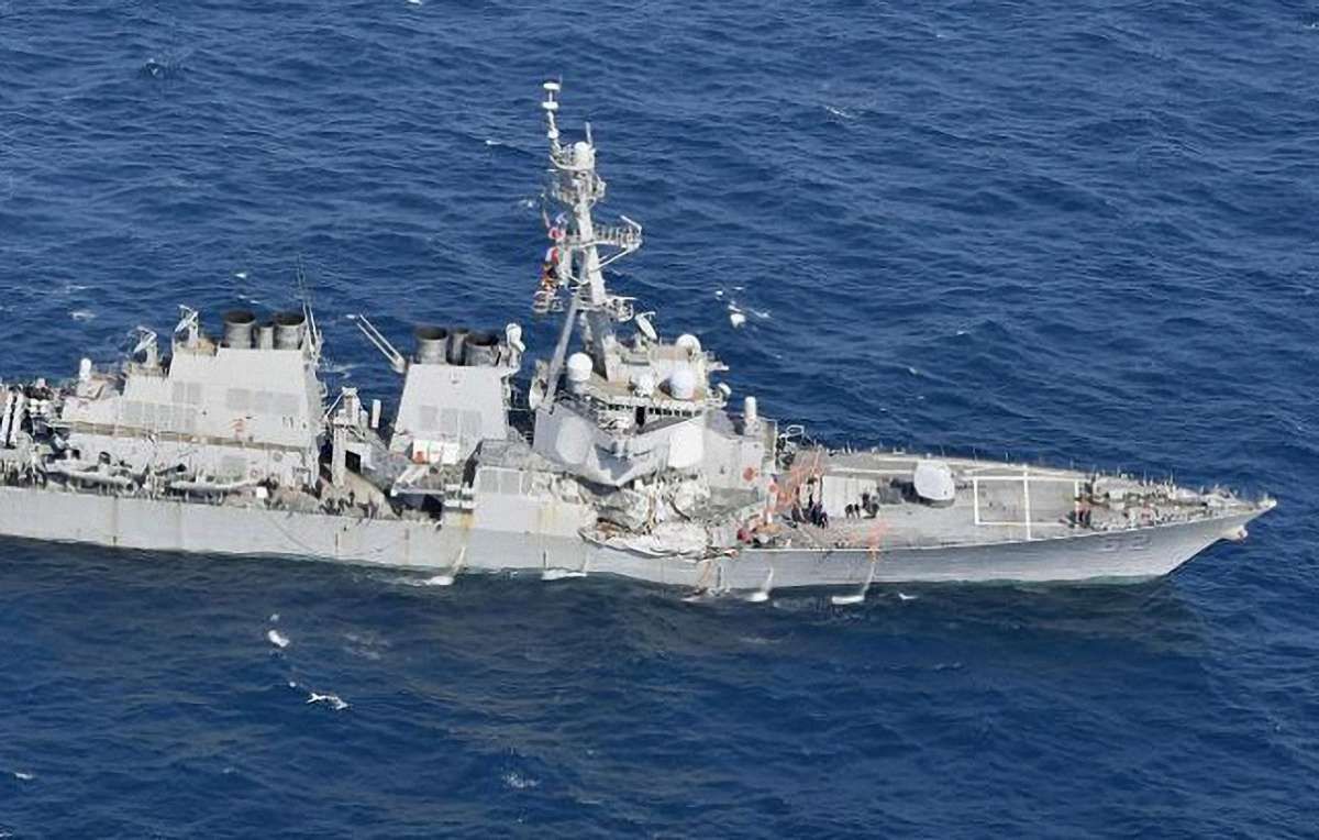 Біля берегів Японії вантажне судно протаранило військовий корабель США