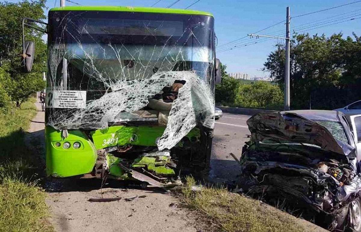 У Харкові авто зіткнулося з тролейбусом, є загиблий