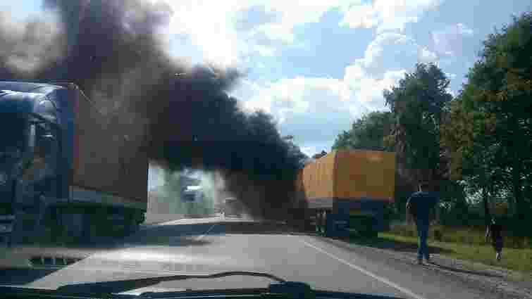 На виїзді зі Львова загорілася вантажівка з дитячим харчуванням