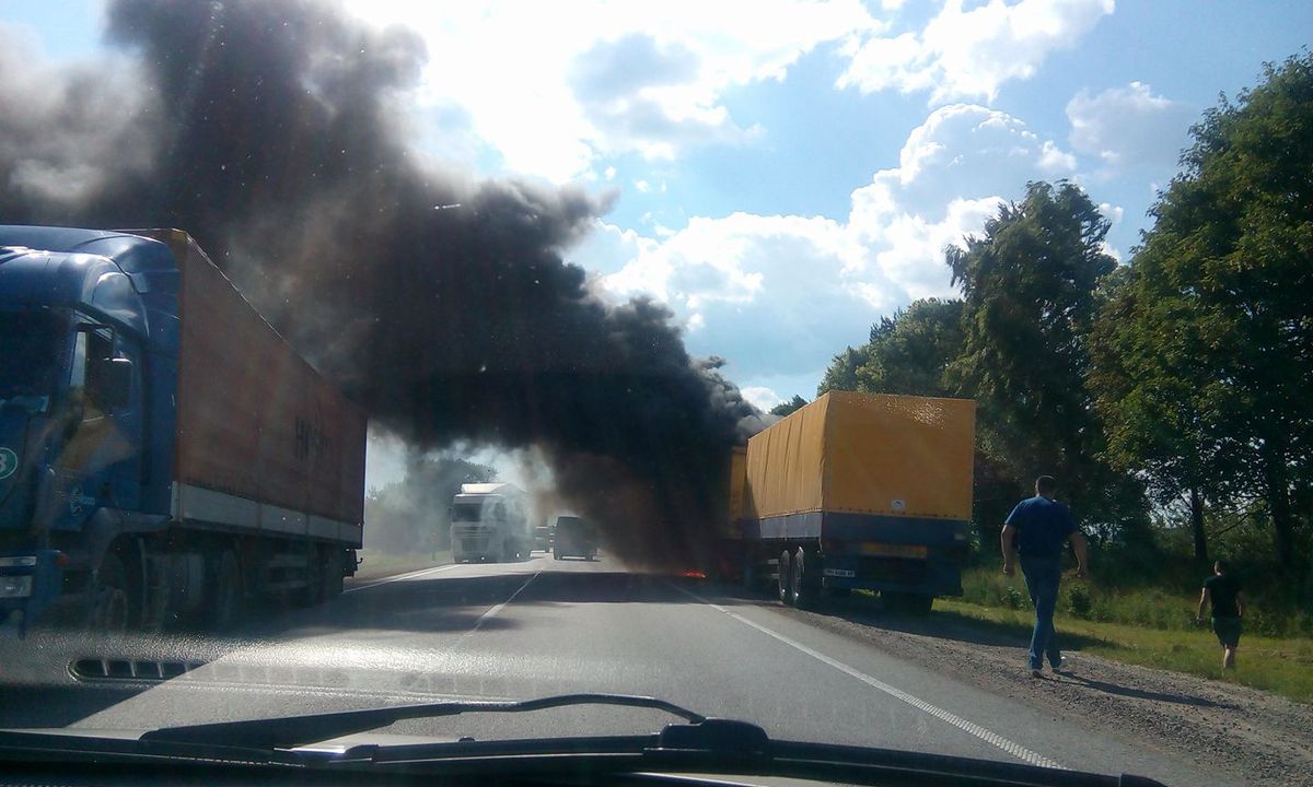 На виїзді зі Львова загорілася вантажівка з дитячим харчуванням