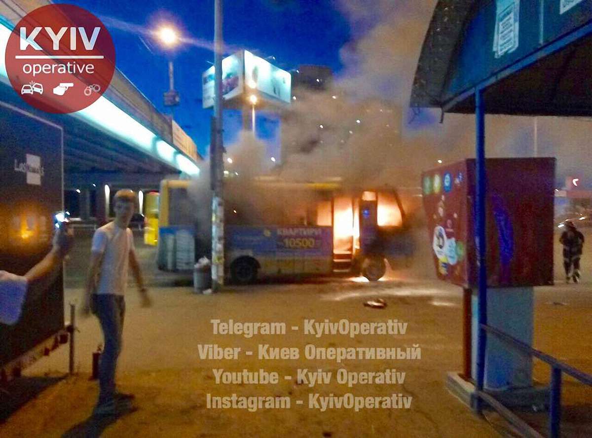 У Києві біля станції метро загорілася маршрутка