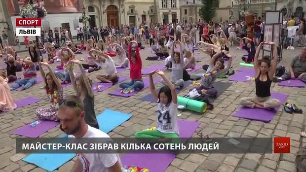 Кілька сотень львів'ян займалися йогою на площі Ринок
