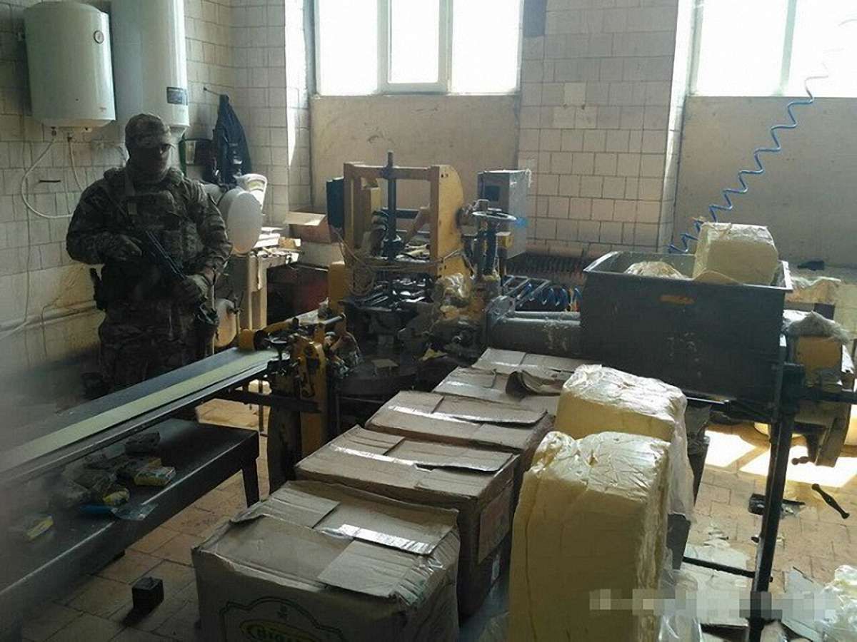 На Житомирщині СБУ вилучила підроблене масло, яке постачали у школи і дитсадки