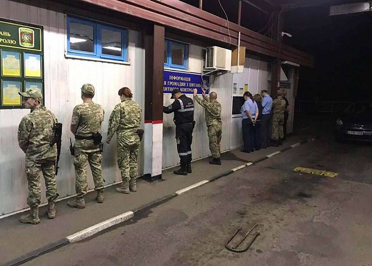 Заступника начальника митного поста затримали на хабарі на Закарпатті