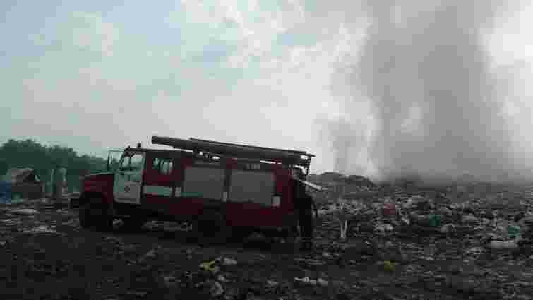На Закарпатті рятувальники загасили пожежу на сміттєзвалищі