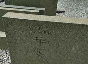 Вночі невідомі розписали неонацистськими гаслами стелу на Площі Синагог у Львові