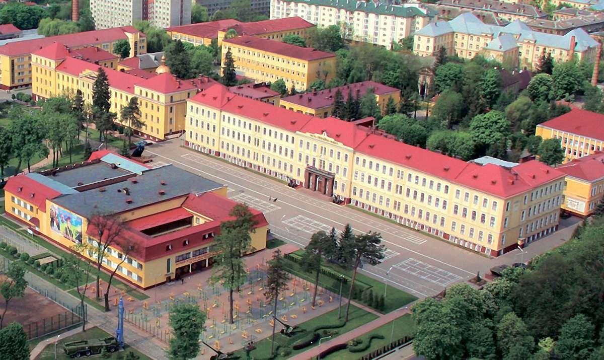 Міністр оборони запевнив, що Академію сухопутних військ не розформують