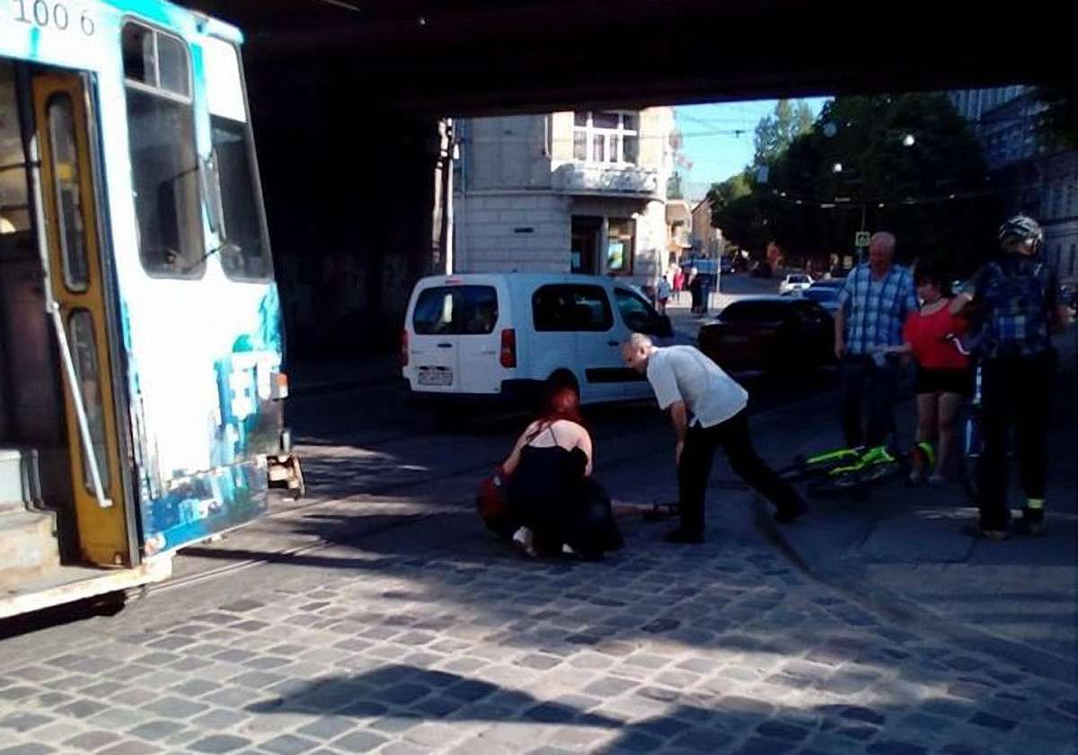 Поліція шукає водія, який збив велосипедистку у Львові та втік з місця ДТП