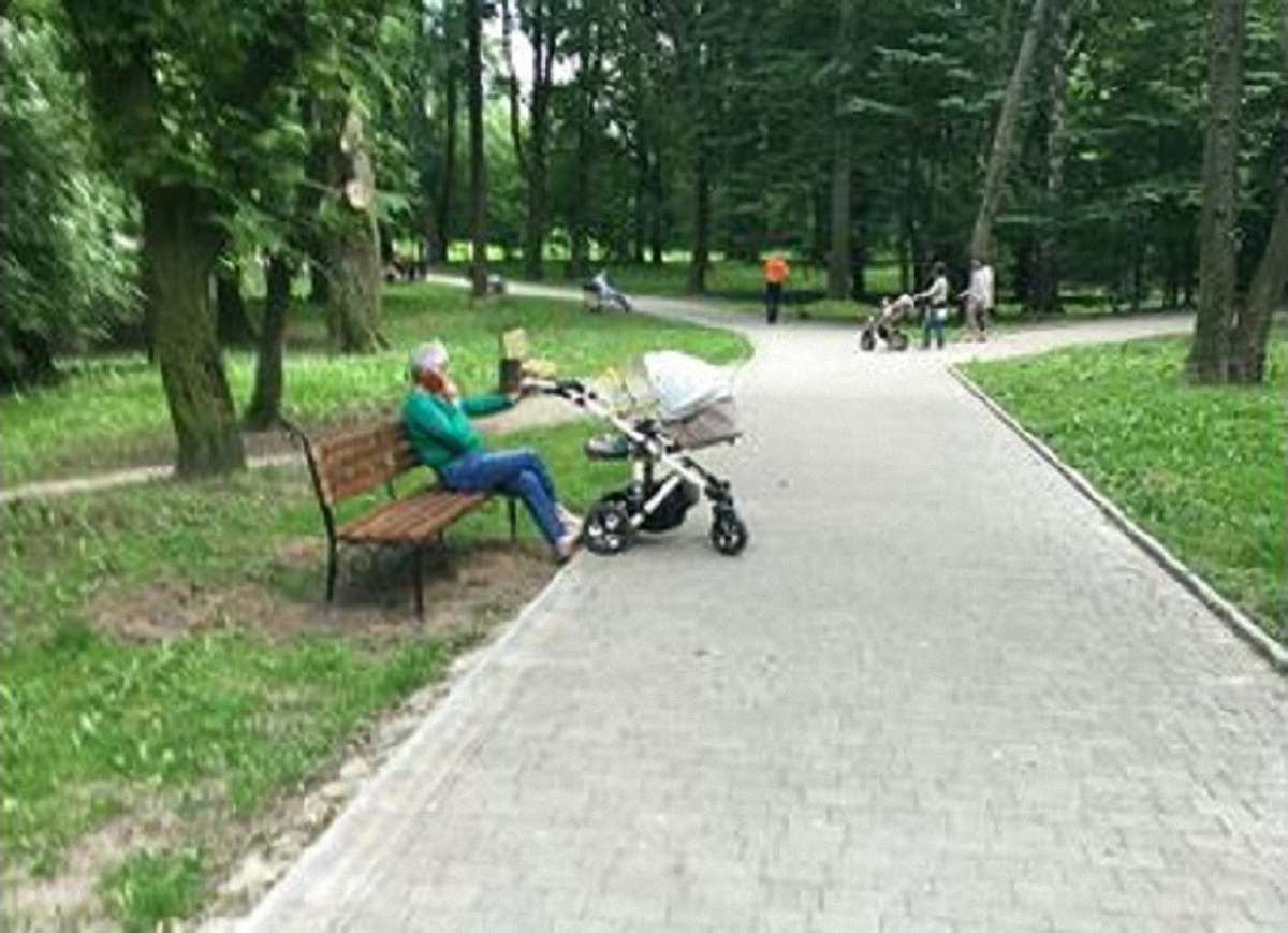 У львівському парку «Залізна Вода» встановили нові лавки