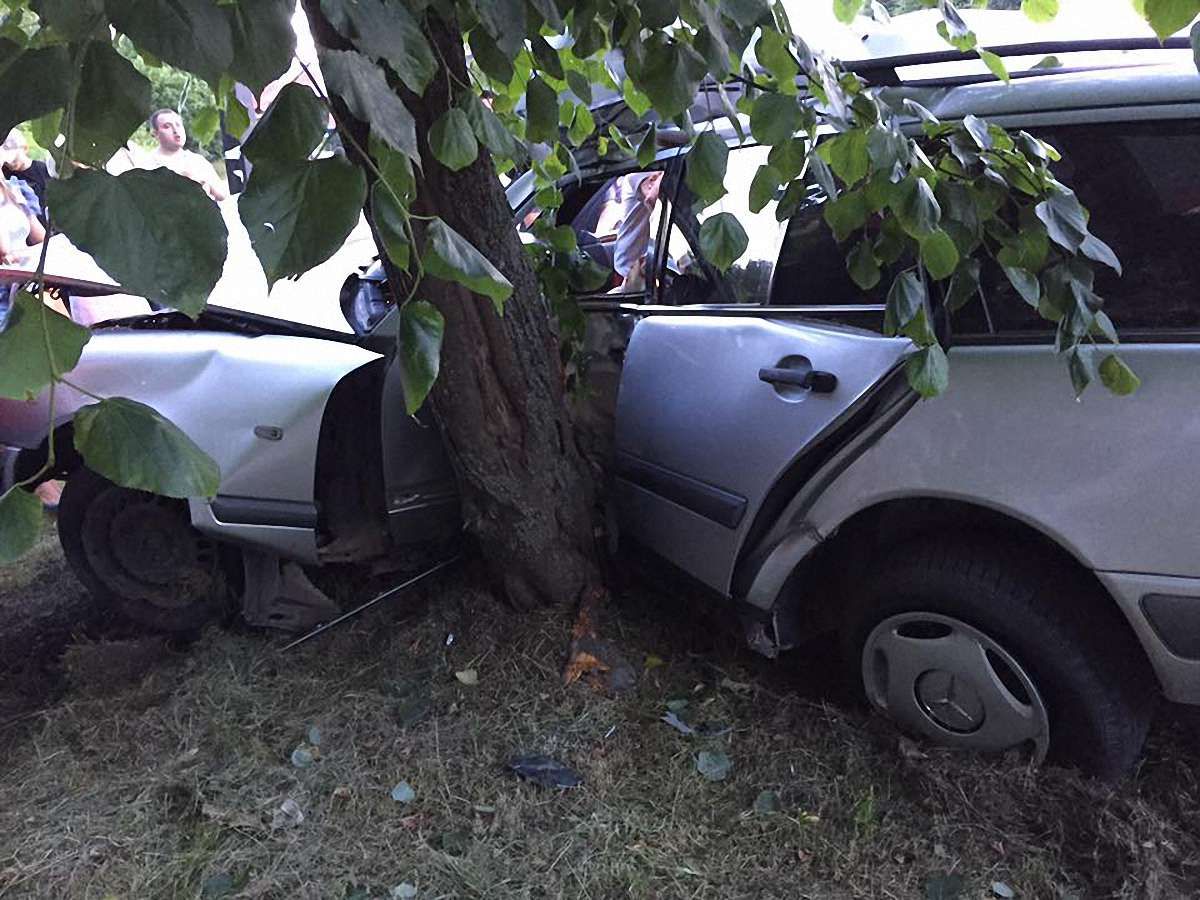 Водій Mercedes, який у Львові в'їхав у дерево, у важкому стані