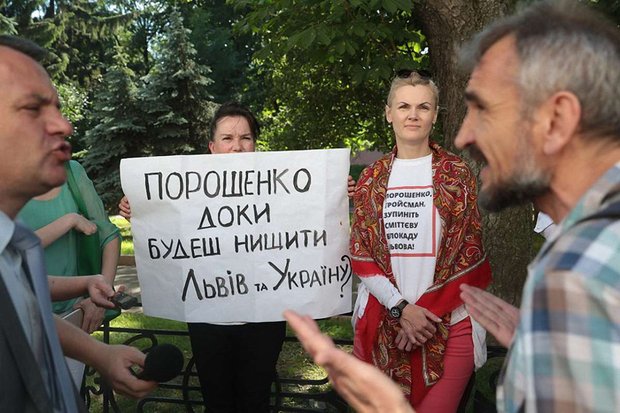 Дружина Садового прийшла під ЛОДА, вимагаючи зупинити сміттєву блокаду Львова
