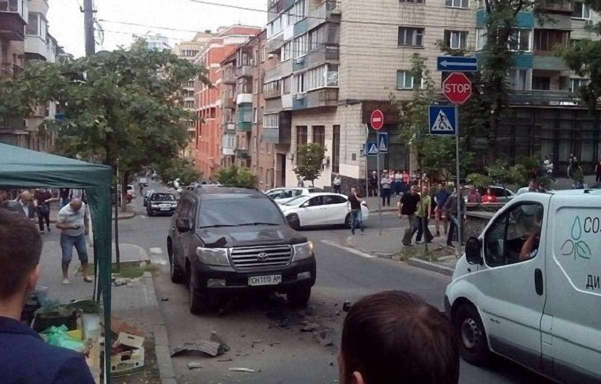 У центрі Києва стався вибух в авто, травмований чоловік