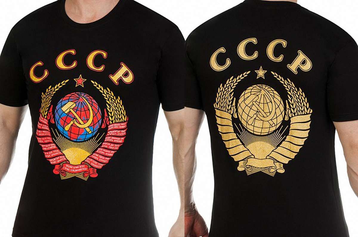 У Києві поліцейські змусили чоловіка зняти футболку з написом «СССР» 