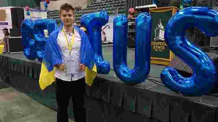 Український школяр переміг на конкурсі у США з винаходом для очищення води від нафти 