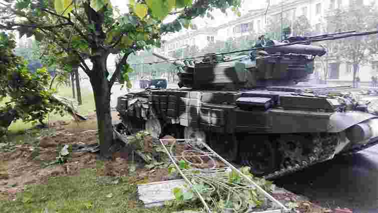 У Мінську танк врізався у дерево і зніс стовп під час репетиції військового параду