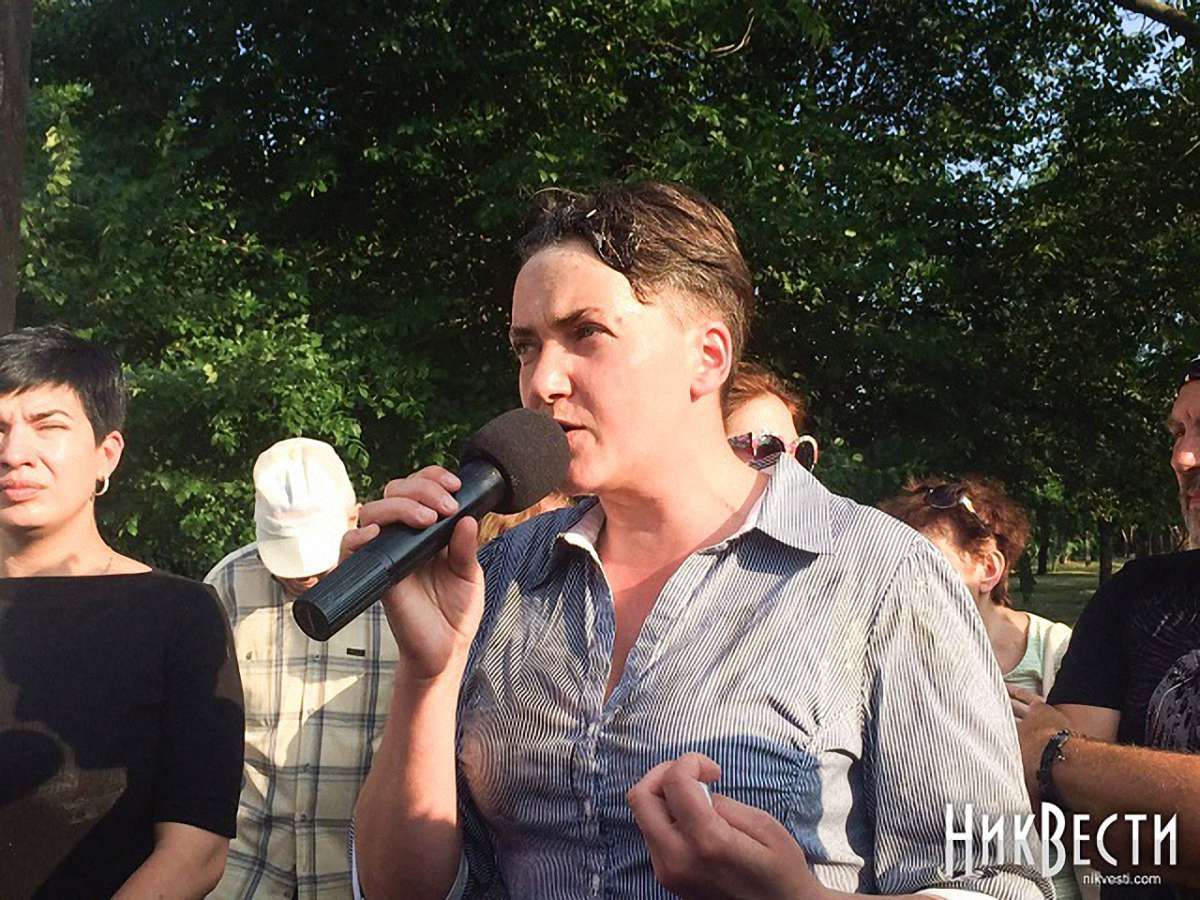 У Миколаєві Надію Савченко закидали яйцями