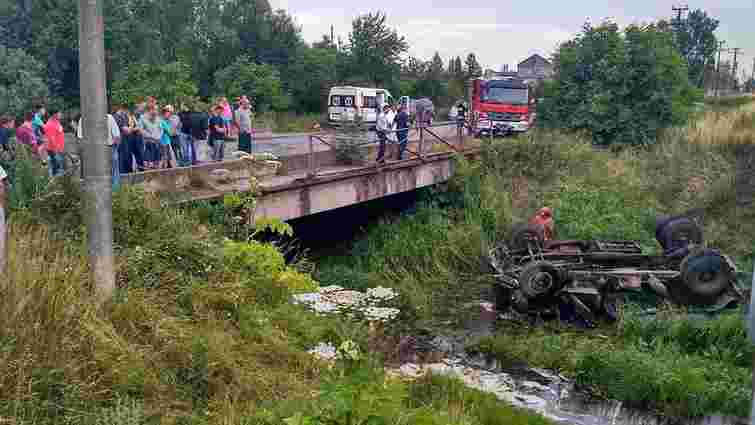 Унаслідок падіння вантажівки з мосту під Сокалем загинуло двоє людей