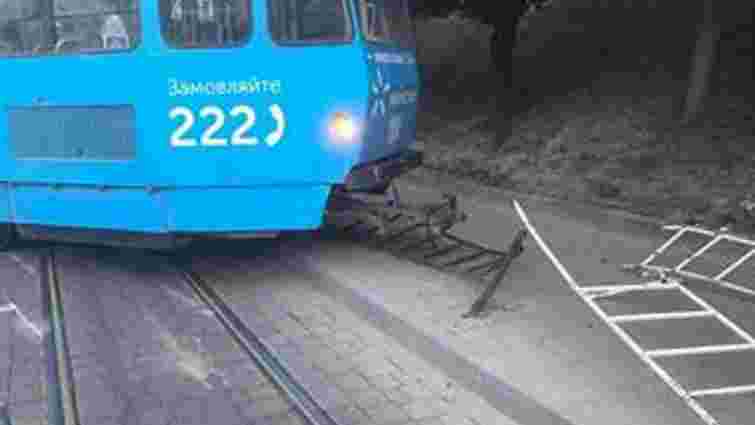 Трамвай на Стуса зійшов з рейок через потрапляння стороннього предмета