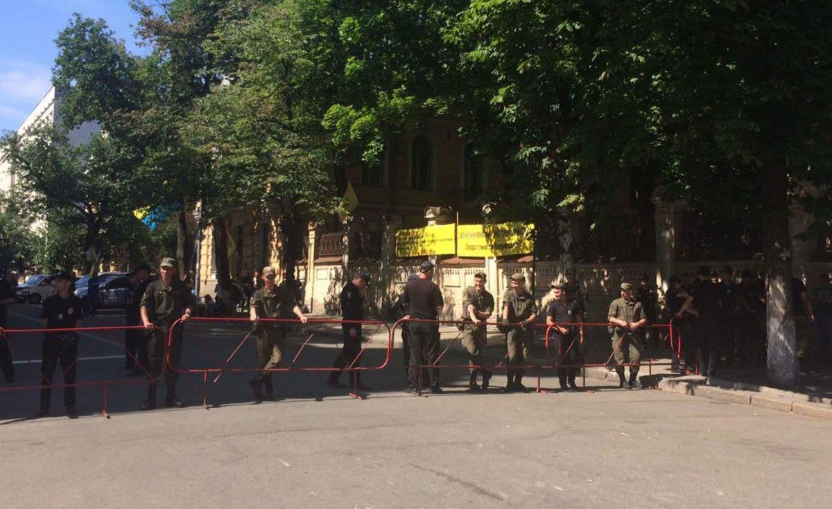 У Києві сталися сутички між вкладниками банку «Михайлівський» і поліцією 