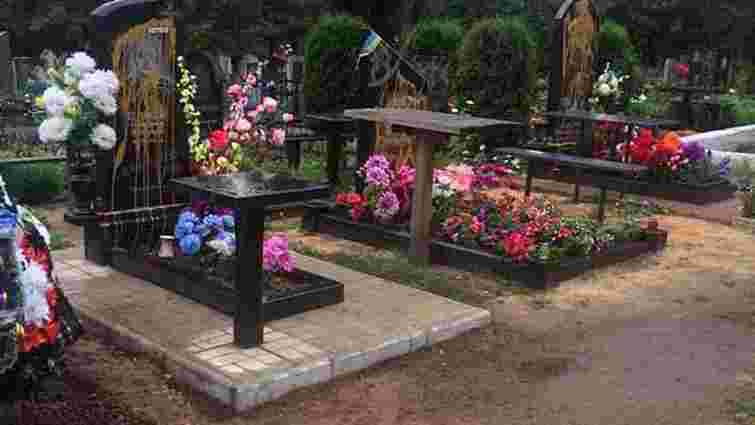 У Сумській області вандали облили фарбою пам'ятники героям АТО на кладовищі