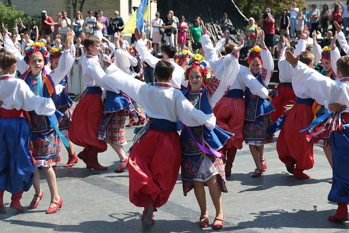 Урочистою ходою та бойовим гопаком у Львові відзначили 21 річницю Конституції України