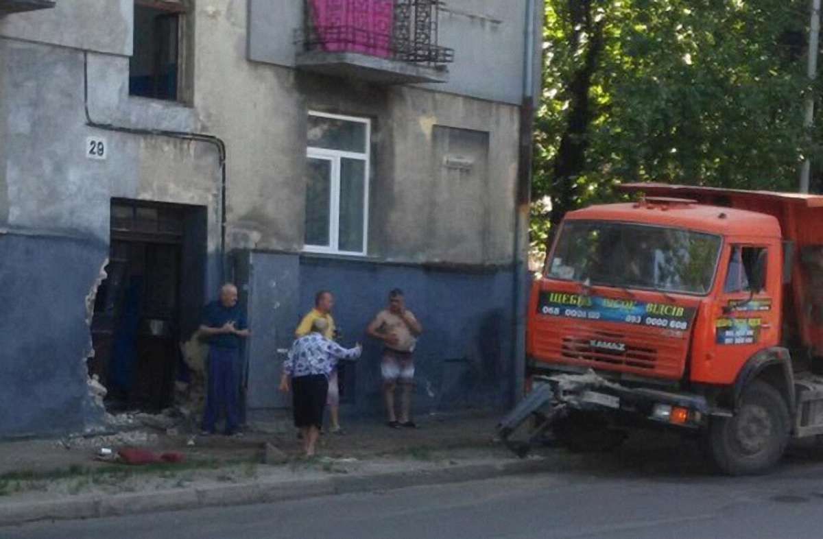На вул. Кульпарківській КамАЗ в’їхав у стіну житлового будинку
