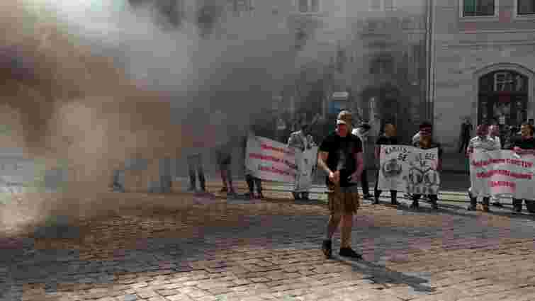Під час акції протесту під львівську ратушу кинули димові шашки