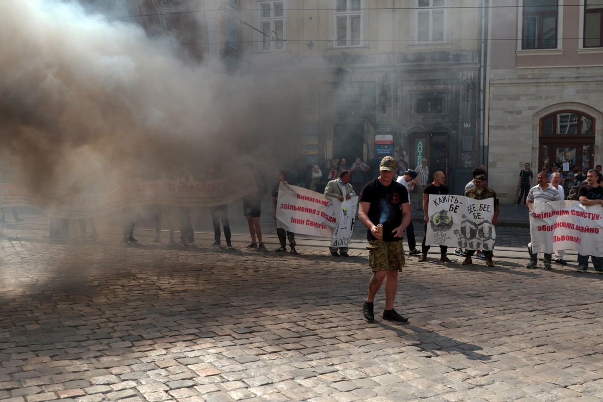Під час акції протесту під львівську ратушу кинули димові шашки