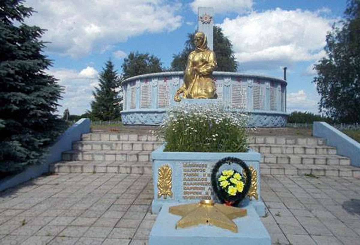 На квітнику Меморіалу слави у Сумській області виявили грядки з коноплею