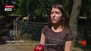 У львівському парку «Піскові озера» студенти фарбують міст