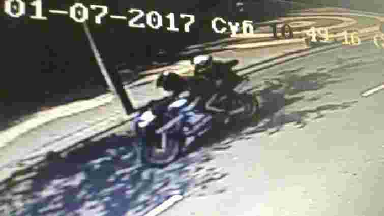 Поліція розшукує мотоциклістів, які кинули вибухівку в магазин у Вінниці