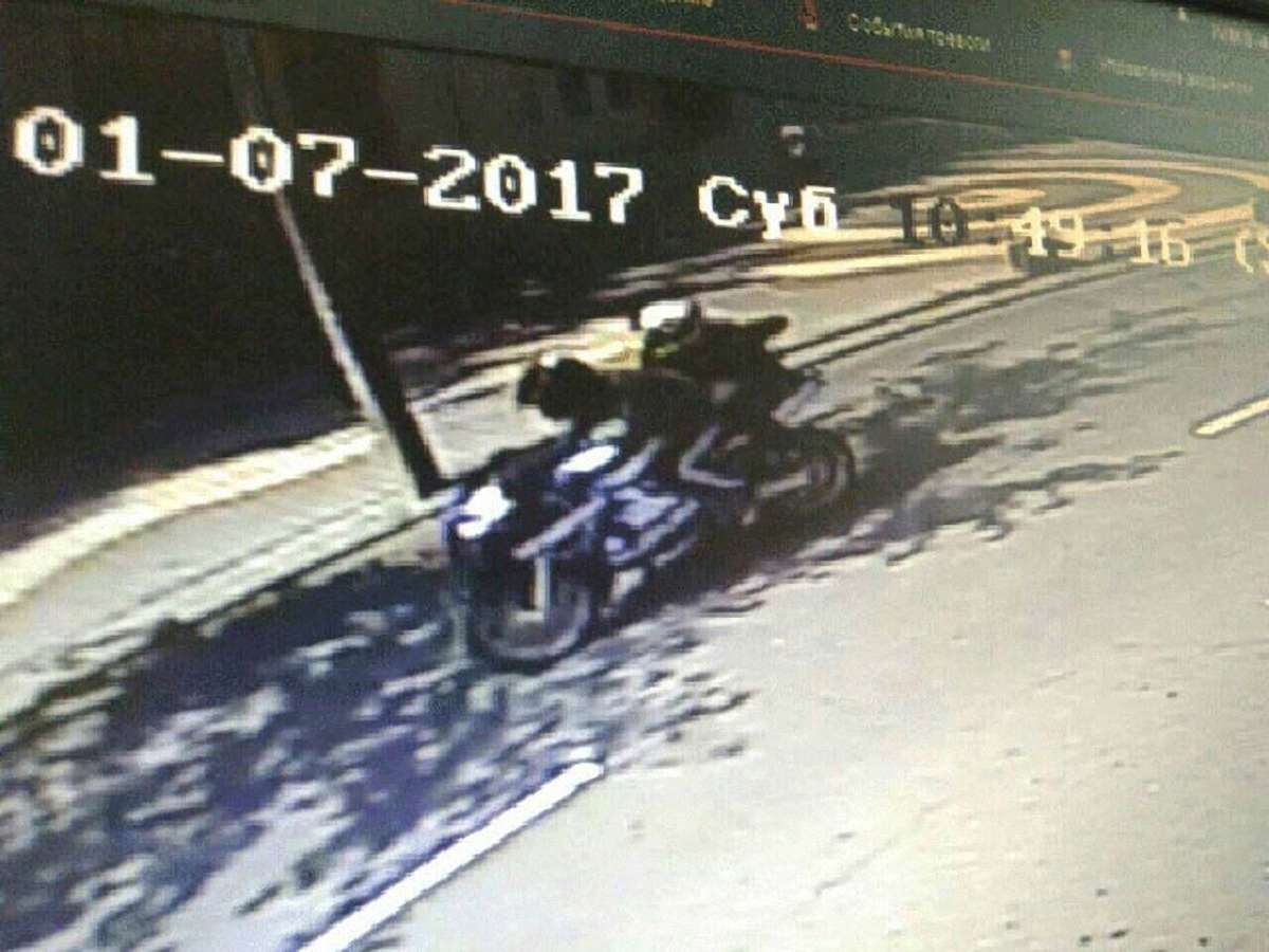 Поліція розшукує мотоциклістів, які кинули вибухівку в магазин у Вінниці