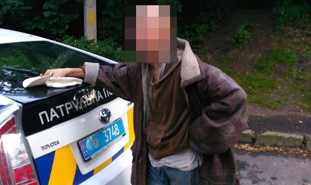У Львові невідомий напав з уламком дзеркала на подружжя у парку