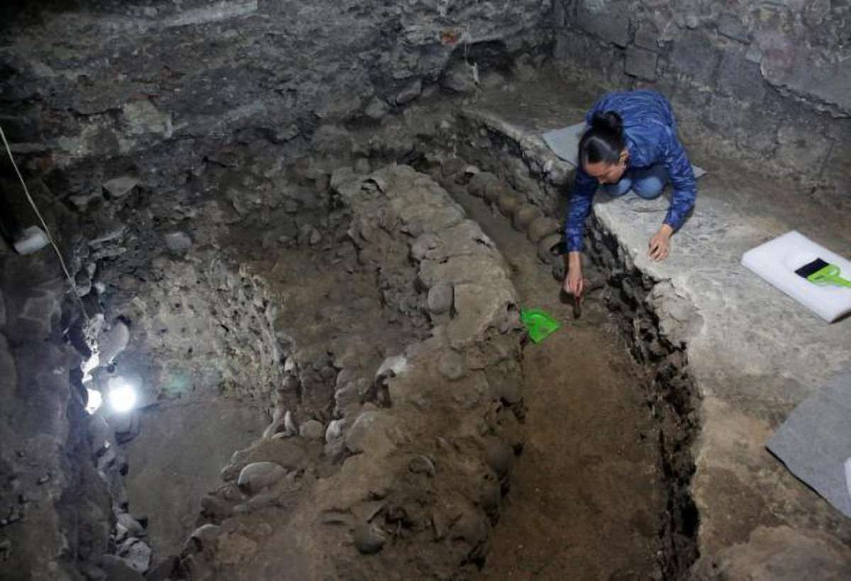 У Мехіко археологи знайшли вежу, складену з 650 людських черепів